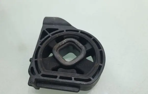 Radiator mount bracket