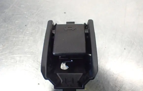 Suzuki Grand Vitara II Engine bonnet (hood) release handle