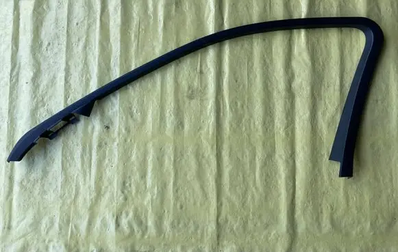 Mercedes-Benz C AMG W204 Front door window/glass frame A2047250271
