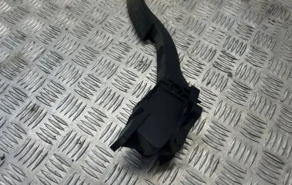Accelerator throttle pedal