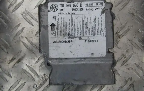Volkswagen Touran I Airbag control unit/module 1t0909605d 5wk43828