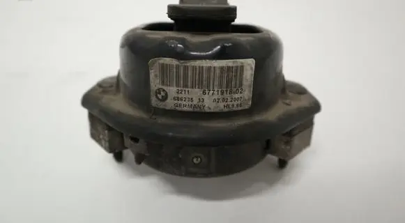 BMW 7 E65 E66 Engine mount bracket 6771918