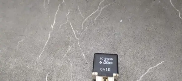 Mazda 323 F Fuel pump relay H300