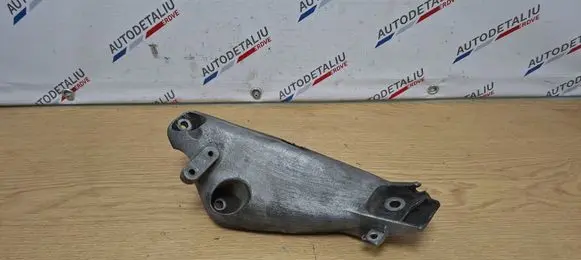 Engine mounting bracket