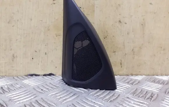 Front door high frequency speaker
