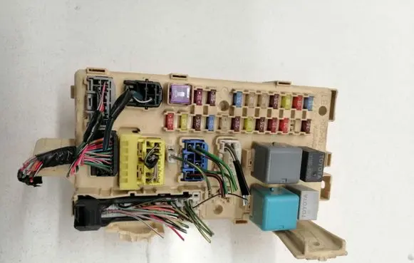 Toyota Avensis T250 Fuse module 5250601570 905768 06062608163703
