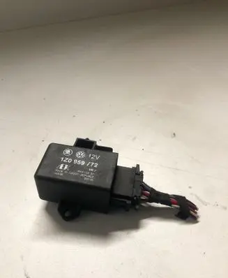 Volkswagen PASSAT B6 Seat heating relay 1Z0959772