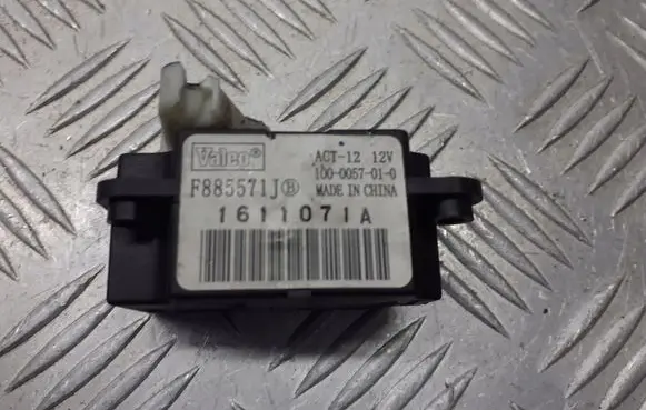 Nissan Tiida C11 Air flap motor/actuator F885571J