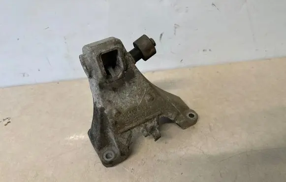 BMW 4 F32 F33 Engine mounting bracket 6870608