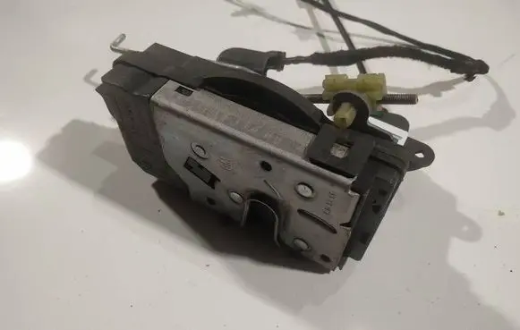 Opel Zafira B Front door lock 13210749