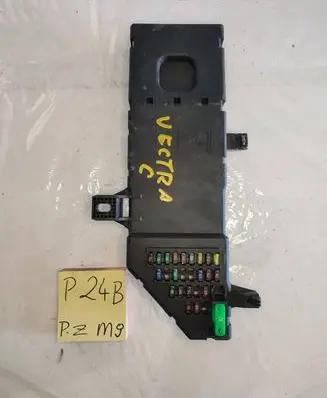 Opel Vectra C Fuse module 13165970