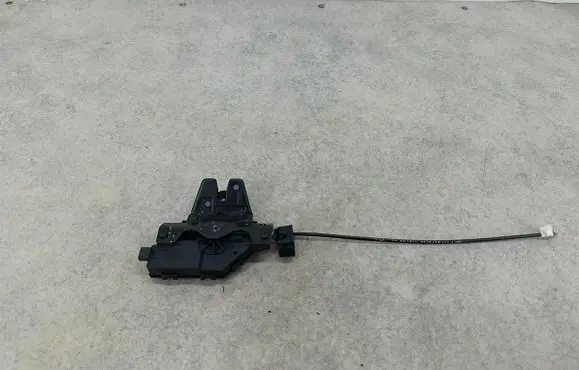 BMW 3 E90 E91 Tailgate lock latch 8196401