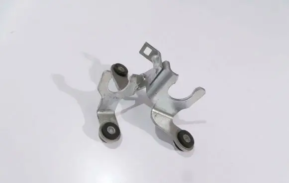 Suzuki Swift III Gear shift cable bracket 