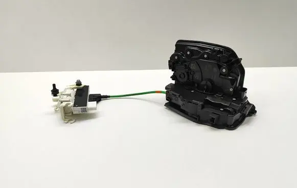 BMW 5 G30 G31 G38 Rear door soft close latching motor 7477703 747770302 51227477703