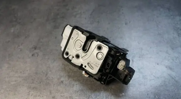 Volvo V40 Front door lock 31440391