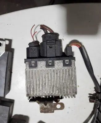 Audi A4 S4 B7 8E 8H Coolant fan relay 8E0959501P 898092000