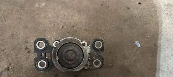 Volvo V70 Engine mount bracket 8G9N7M121BA