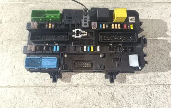 Opel Zafira B Fuse module 13206759