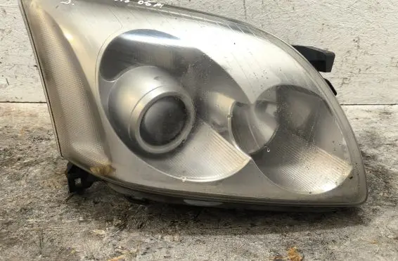 Toyota Avensis T250 Headlight/headlamp