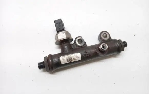 Land Rover Discovery 3 - LR3 Fuel main line pipe 4R8Q-9C066-AE