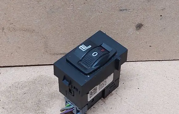 Peugeot 308 Seat heating switch 98019840ZD 20150513 10096139