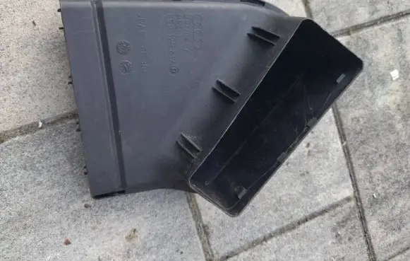 Audi A4 S4 B7 8E 8H Air intake duct part 8E0129617D