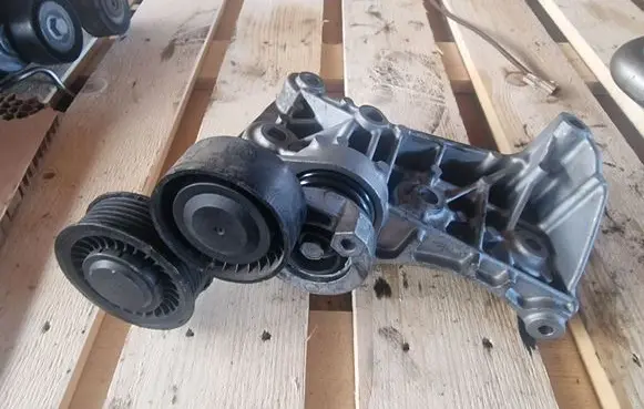 Dacia Sandero Generator/alternator belt tensioner