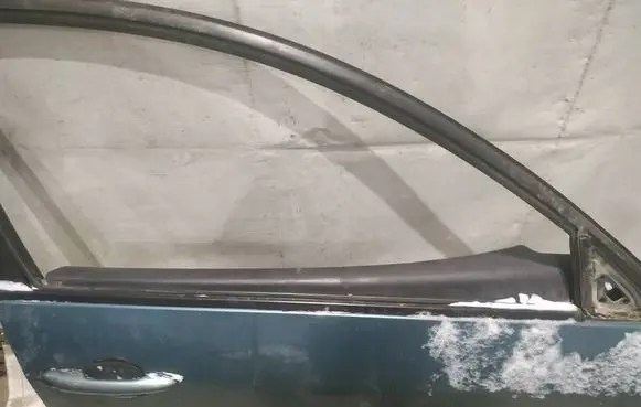 Nissan Primera Front door glass trim molding 
