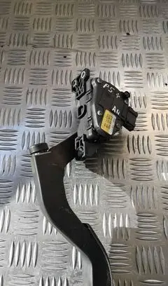 Volkswagen PASSAT B5.5 Accelerator throttle pedal 8d1723523l