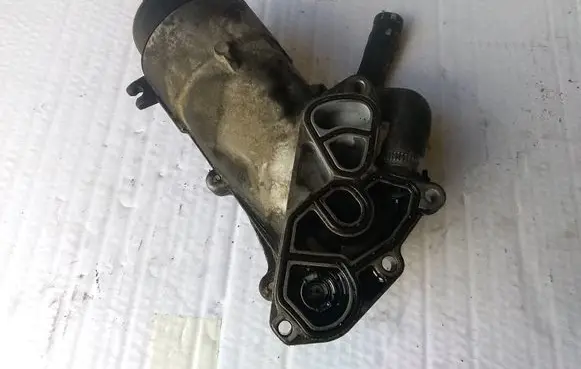 Mazda 2 Oil filter mounting bracket