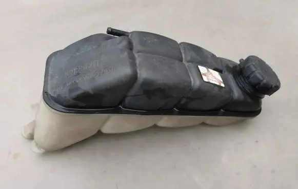 Mercedes-Benz E W210 Coolant expansion tank/reservoir 2105000349