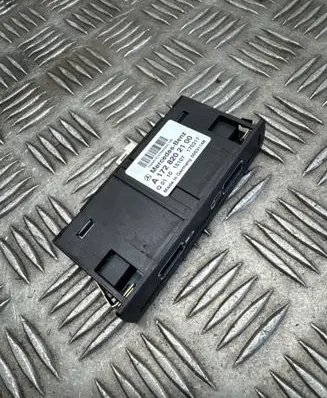 Mercedes-Benz A W176 USB socket connector A1728202100 00531148 170317