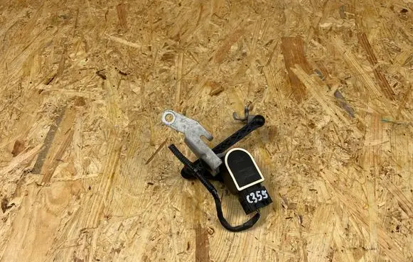 Volvo XC40 Rear air suspension level height sensor 32221477 32221957