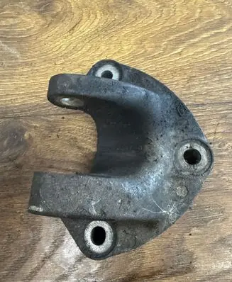 Engine mounting bracket