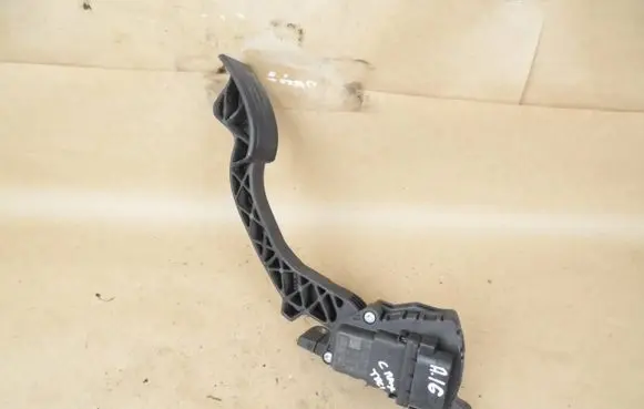 Ford C-MAX I Accelerator throttle pedal 3M519F836AH 6PV00864136
