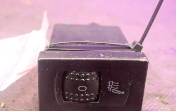 Volkswagen PASSAT B5.5 Seat heating switch 