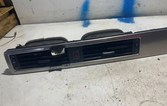 Volvo XC70 Dash center air vent grill 30715143k