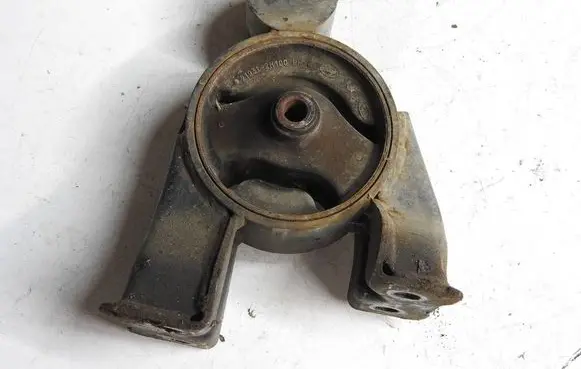 Engine mounting bracket