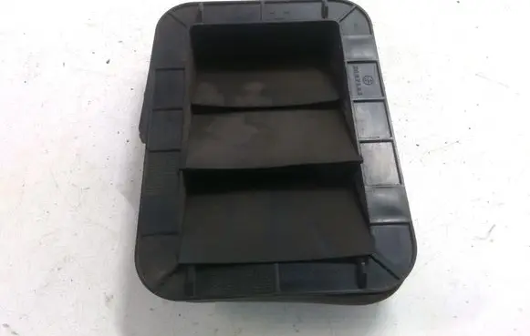 Quarter panel pressure vent