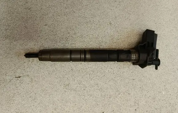 Volkswagen Tiguan Fuel injector 03L130277
