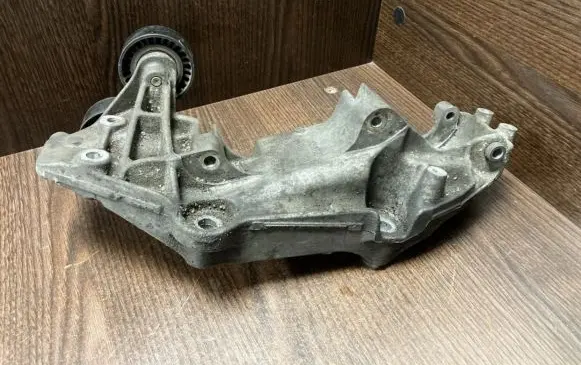 Opel Movano B Generator/alternator bracket 117103703R 117507568R