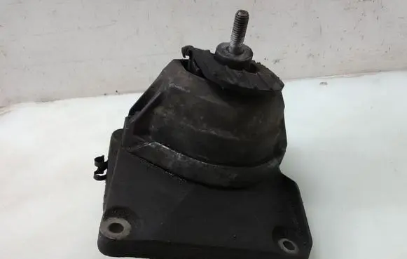 BMW 5 E60 E61 Engine mount bracket 6761091