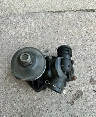 BMW 5 E39 Water pump 
