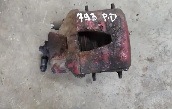 Volkswagen Golf VI Front brake caliper