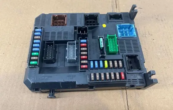 Citroen C4 II Picasso Fuse module E1095295 9804067480 20140401