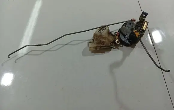 Nissan Almera Tino Front door lock B055361066