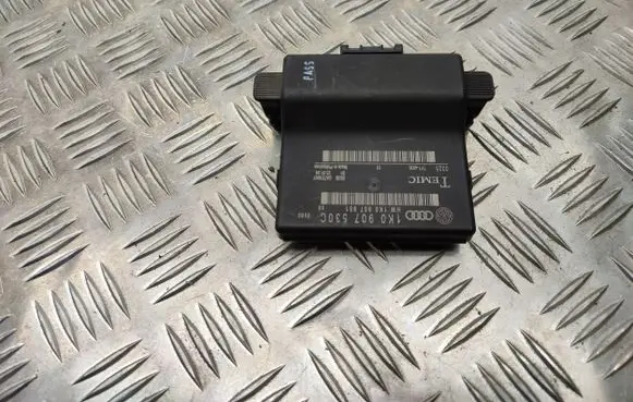 Volkswagen Golf V Gateway control module 1K0907530C 1K0907951