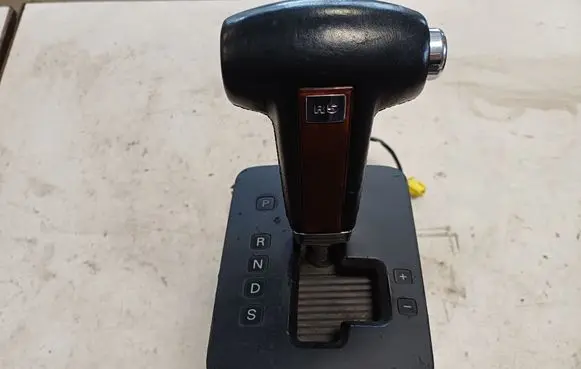 Volkswagen Touareg I Gear shifter/selector 7L6713203C