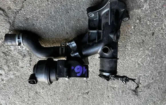 Mercedes-Benz C W205 Thermostat/thermostat housing 110600686R
