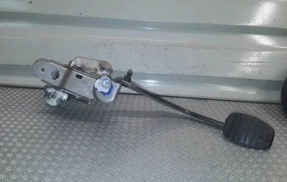Renault Clio III Clutch pedal 8200470033